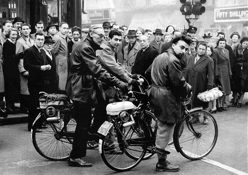 1948: Three talian Mini-Motor riders arrive in London