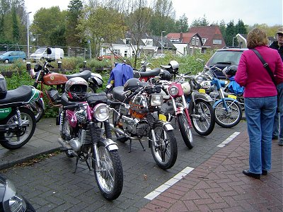 At the lunch stop, Zündapps and Kreidlers alternate in this line up