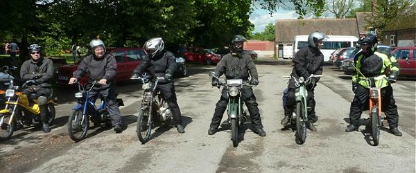 Line-up of the mopedeers