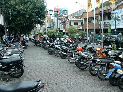 Masses of bikes in Yogyakarta's Jalan Malioboro