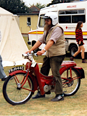 Terry on his Raleigh RM6