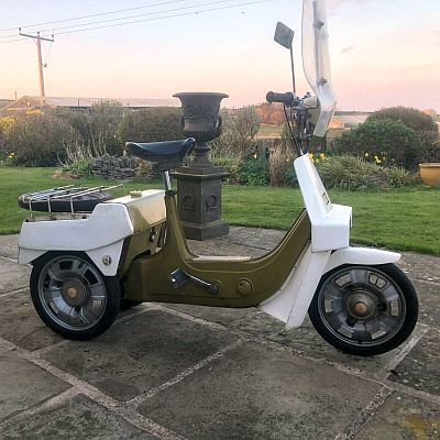 Ariel Three UTB 811M