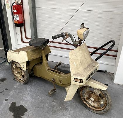 Ariel Three YHW 906J